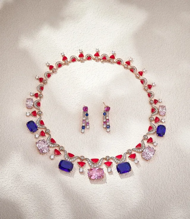 Collier de haute joaillerie asymétrique à motif multicolore en or 5