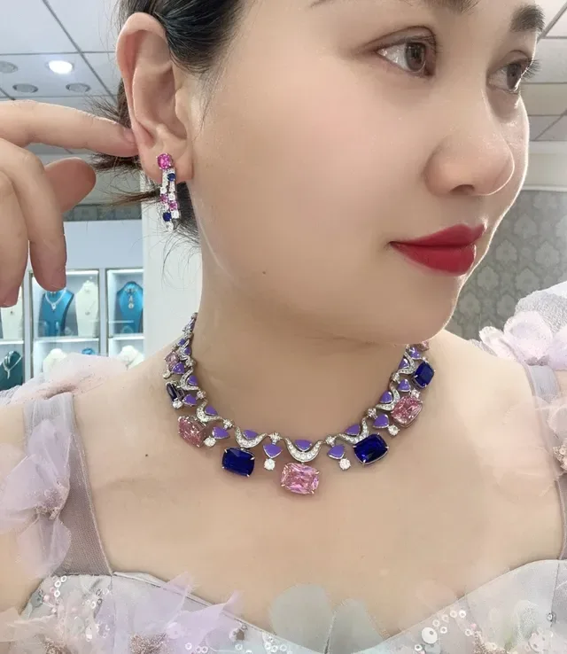 Collier de haute joaillerie asymétrique à motif multicolore en or 8