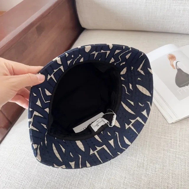 Sombrero bucket con estampado abstracto geométrico en azul marino y blanco 6