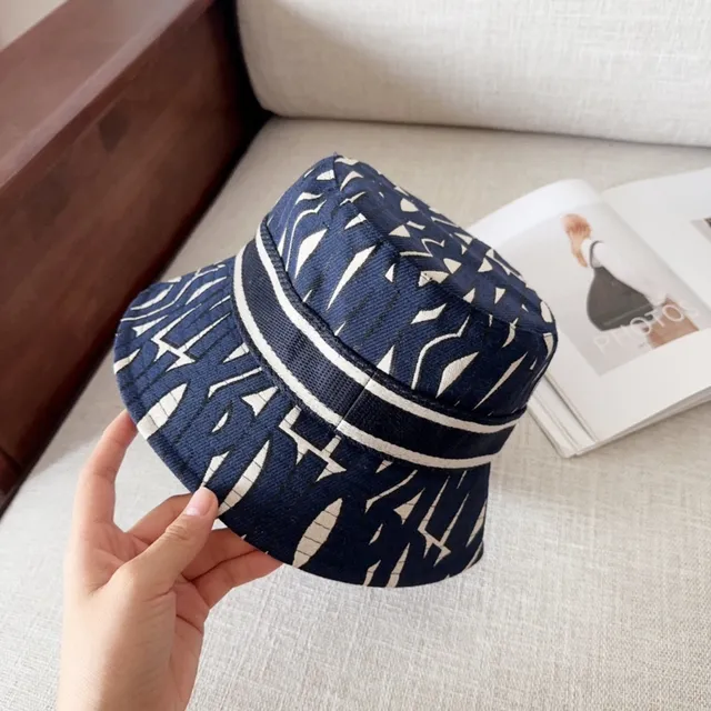 Sombrero bucket con estampado abstracto geométrico en azul marino y blanco 8