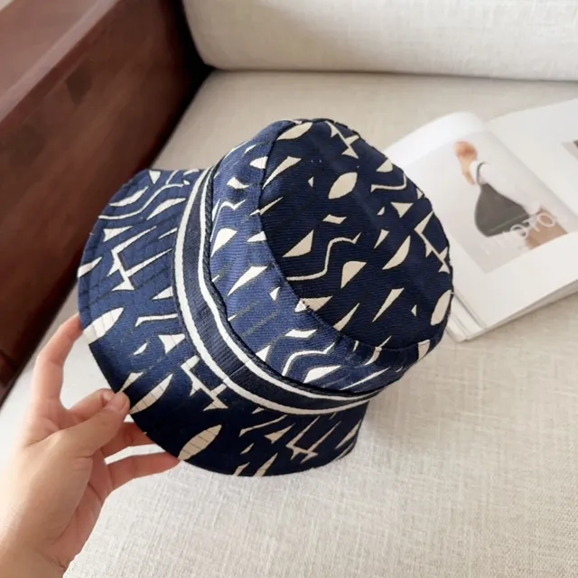 Sombrero bucket con estampado abstracto geométrico en azul marino y blanco 9