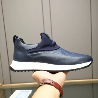 أحذية رياضية Navy White Slip-On مع لوحة إصبع متموجة