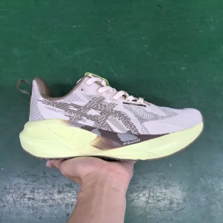 Off-White भूरा भूरा ज्यामितीय पैटर्न निट रनिंग शू