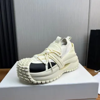 Off-White क्रीम और काला ओपन-टो केज चंकी स्नीकर