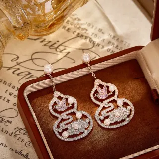 Brincos ornamentais de cabaça e pássaro com pérolas e cristais de gota