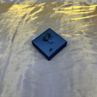 黑色华丽扭曲设计戒指
