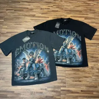 Camiseta gráfica oversize adornada con pedrería