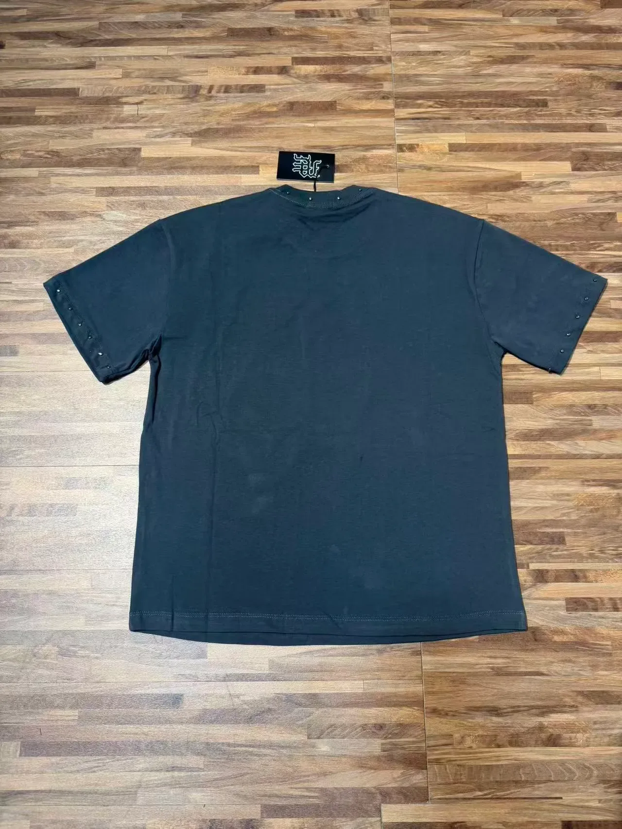 Camiseta gráfica oversized com pedraria 2