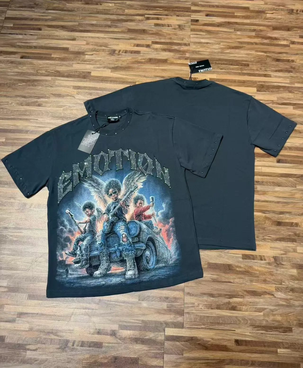 Camiseta gráfica oversized com pedraria 4