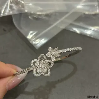 Pulsera Abierta de Bangle con Motivo de Dos Flores Pavé-Set en Tono Plateado