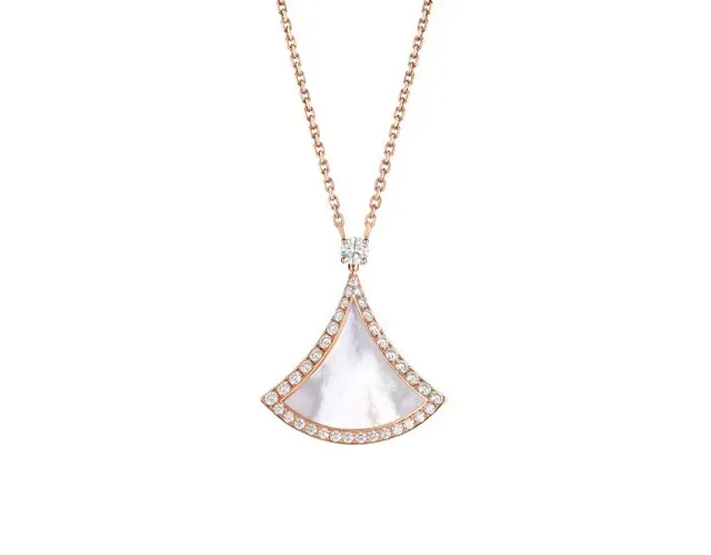 Colar de ouro rosa com pingente em forma de leque com borda de gemas pavé 4