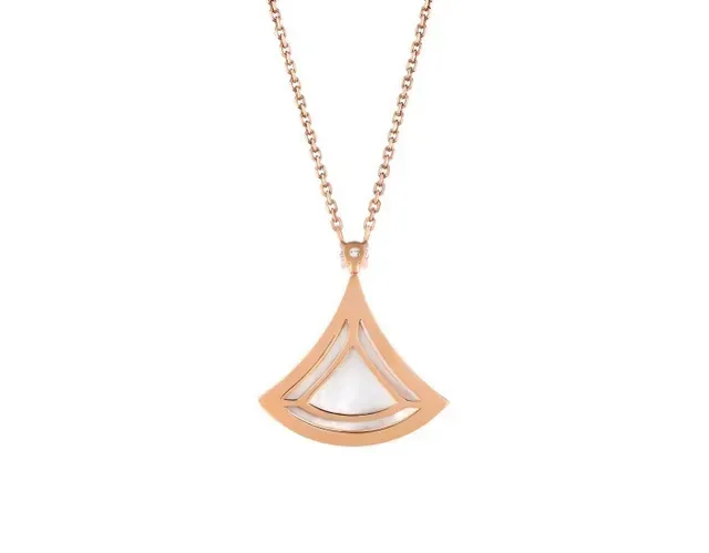 Colar de ouro rosa com pingente em forma de leque com borda de gemas pavé 5