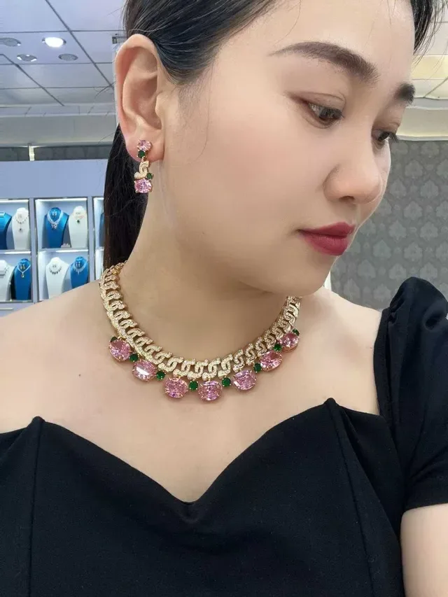 Collier chaîne chunky curb-link rose et vert pavé-set de pierres blanches 3
