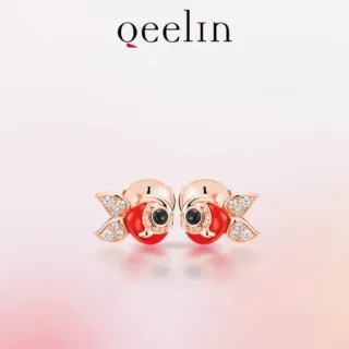 Qeelin أقراط ستد بشكل سمكة من المينا والماس