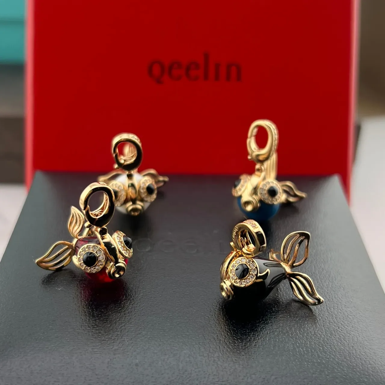 Qeelin Broche Doré Noir Poisson Émail 2