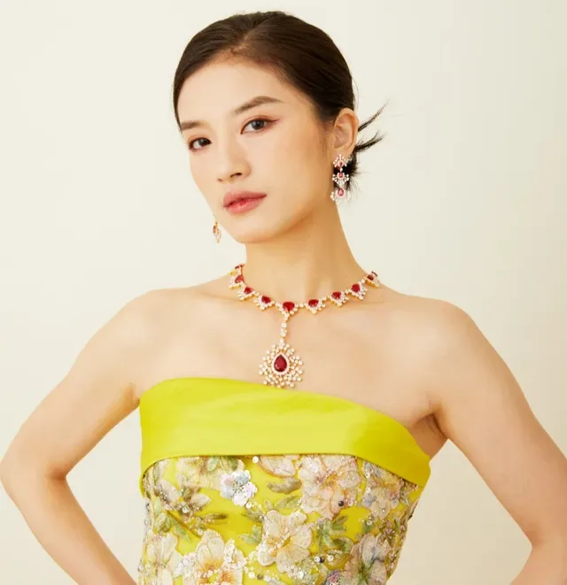 Red Gemstone and Crystal Floral Motif Pendant Necklace 4