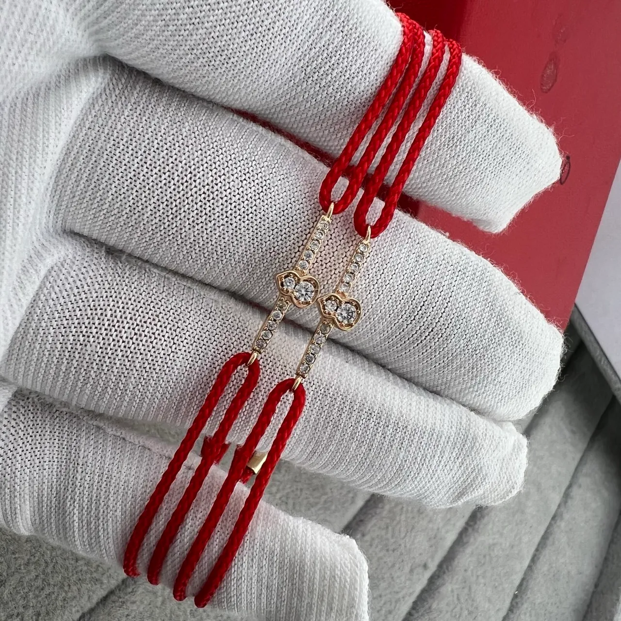 سوار حبل ملتوي ذهبي أحمر مع Pavé Crystal Charm 3