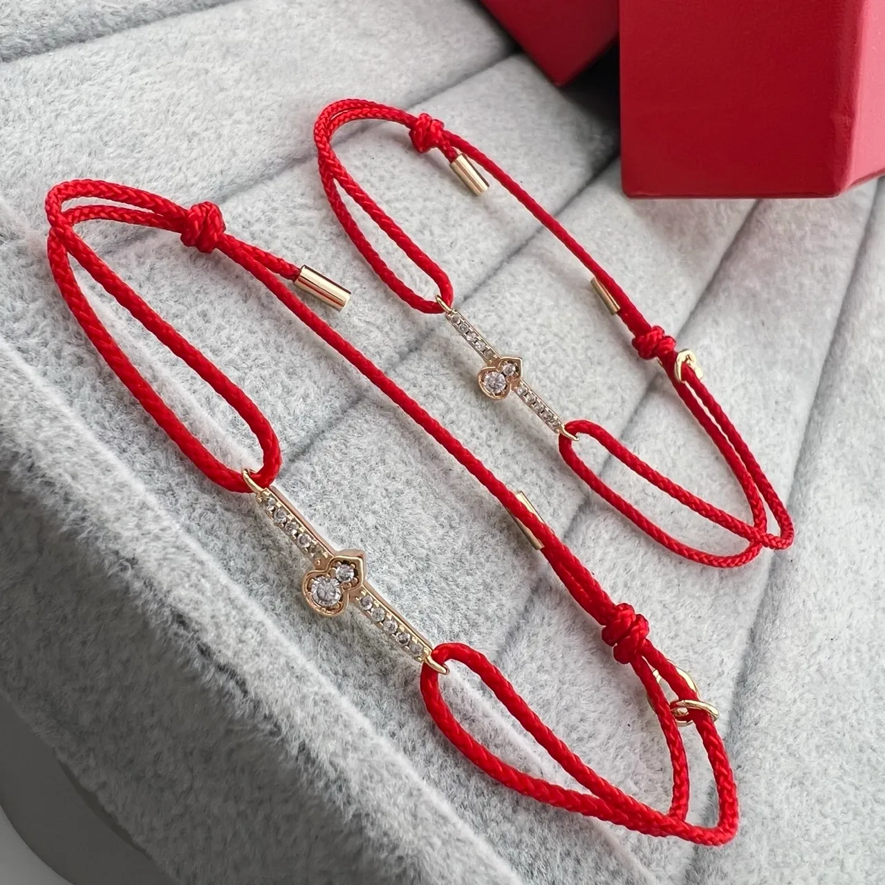 سوار حبل ملتوي ذهبي أحمر مع Pavé Crystal Charm 4