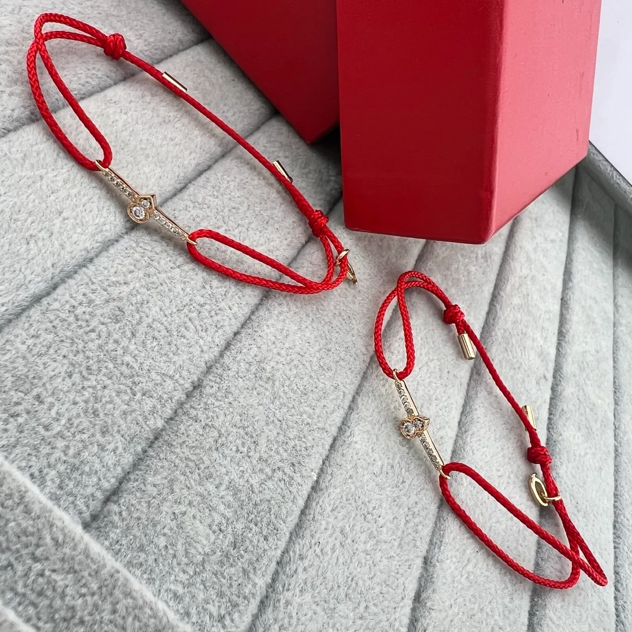 سوار حبل ملتوي ذهبي أحمر مع Pavé Crystal Charm 5