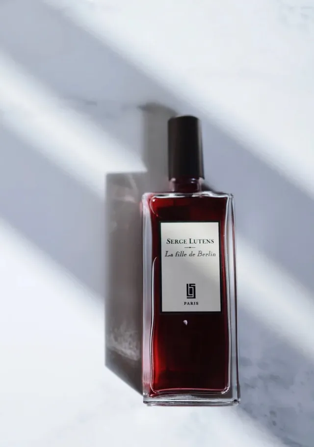 Serge Lutens La Hija de Berlín Perfume de Líquido Rojo 2