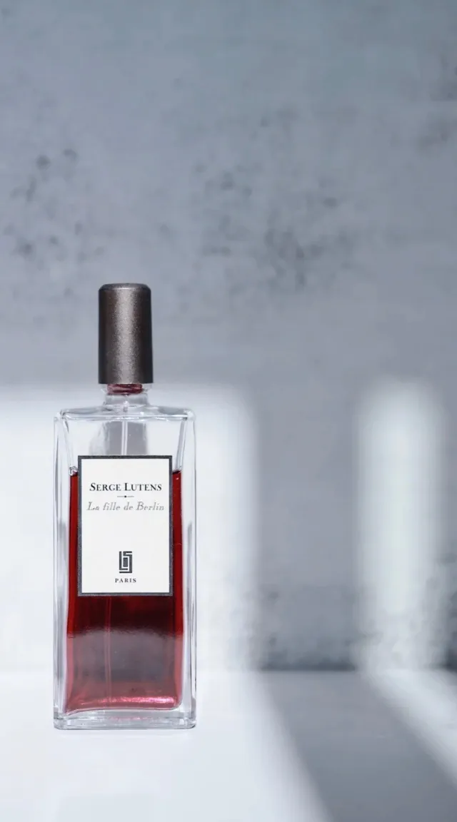 Serge Lutens La Hija de Berlín Perfume de Líquido Rojo 3