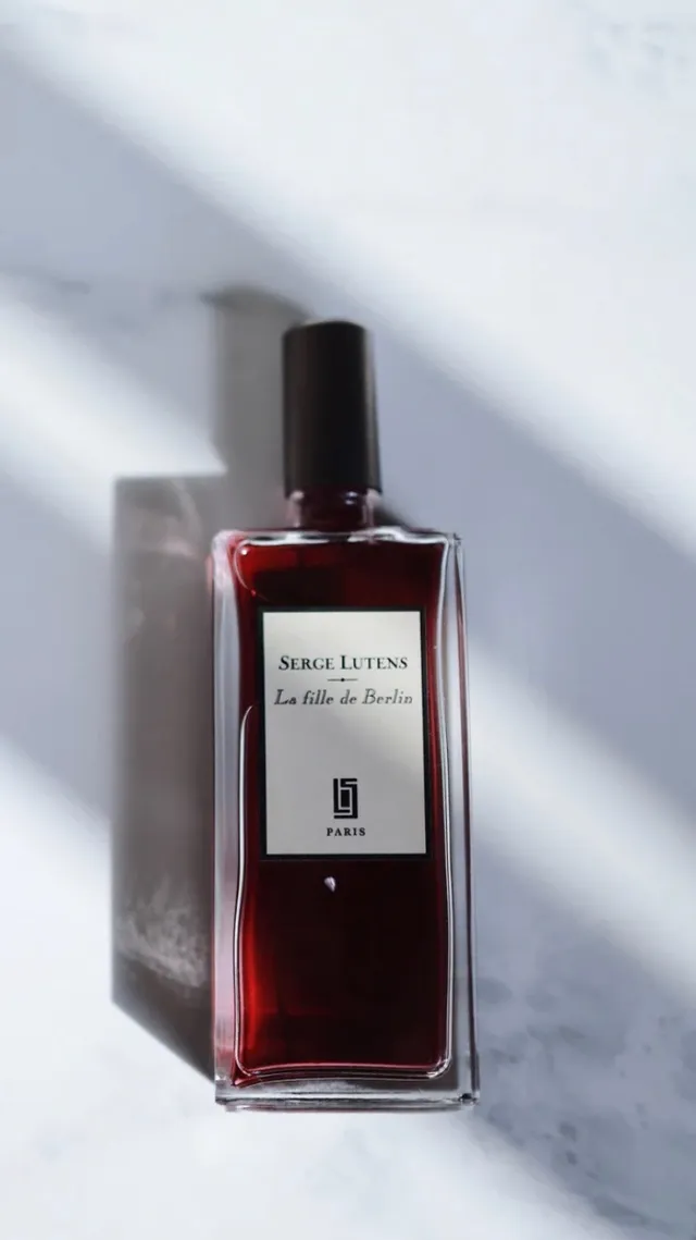 Serge Lutens La Hija de Berlín Perfume de Líquido Rojo 4