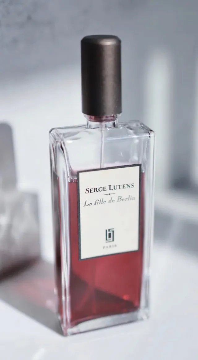 Serge Lutens La Hija de Berlín Perfume de Líquido Rojo 5
