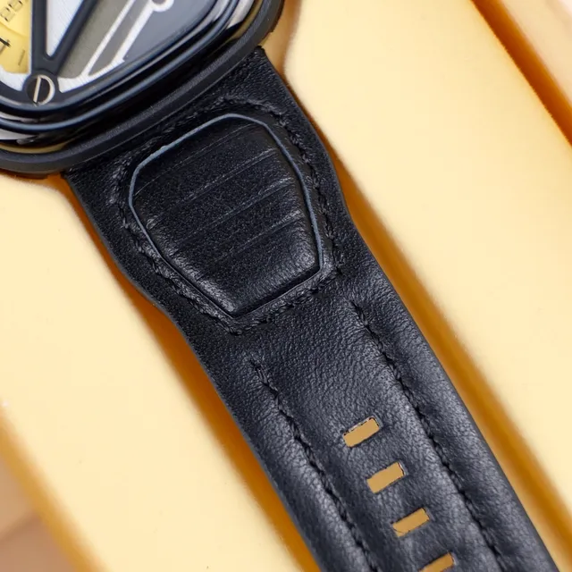 SEVENFRIDAY P1 Series काली केस पीली सबडायल यांत्रिक घड़ी 2