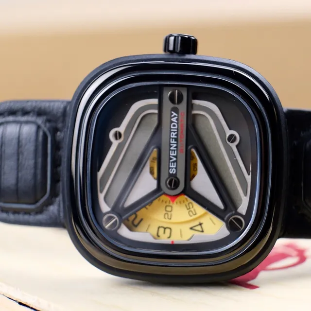 SEVENFRIDAY P1 Series काली केस पीली सबडायल यांत्रिक घड़ी 5