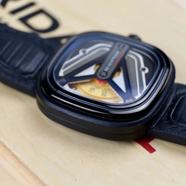 SEVENFRIDAY P1 Series काली केस पीली सबडायल यांत्रिक घड़ी 7