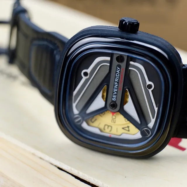 SEVENFRIDAY P1 Series काली केस पीली सबडायल यांत्रिक घड़ी 8
