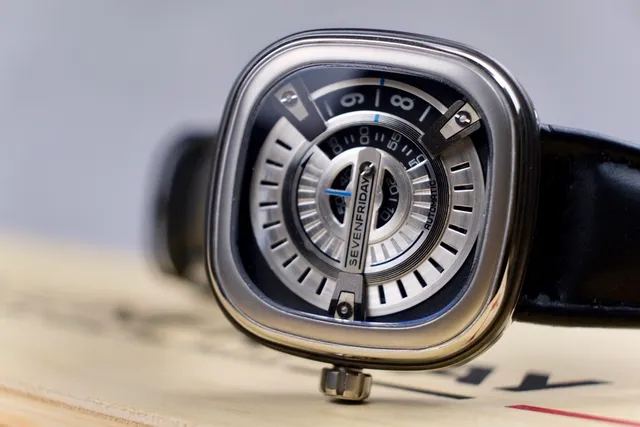 SEVENFRIDAY चाँदी काला औद्योगिक डिजाइन स्तरीय केंद्रिक डायल यांत्रिक घड़ी 7