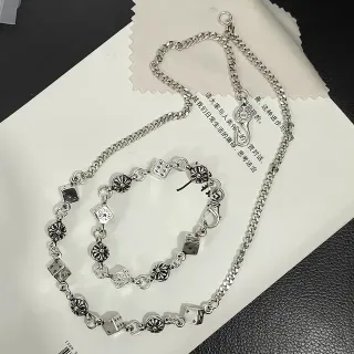 Collier de chaîne chunky curb argentée avec charms de dés