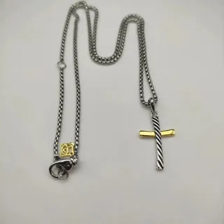 Collier de Croix en Métal avec Barre Verticale Torcée en Deux Tons Argent et Or