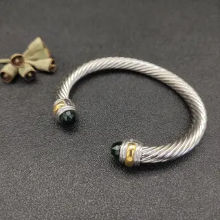 Pulsera de cable trenzado plata verde con piedras facetadas en los extremos