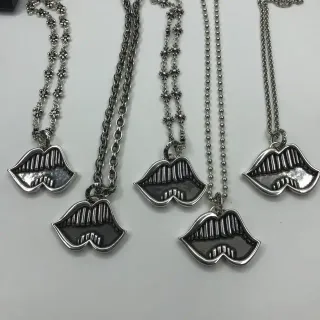 Colliers pendentif lèvres argent oxydé