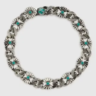 Collier de chaîne avec pierre turquoise florale en ton argenté
