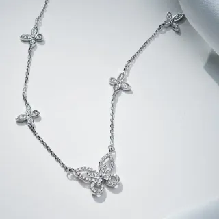 Collar de tono plata pavé con motivo de mariposa de múltiples elementos