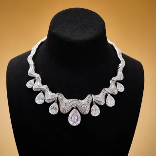 Collier argent transparent style bib ondulé avec bande cannelée