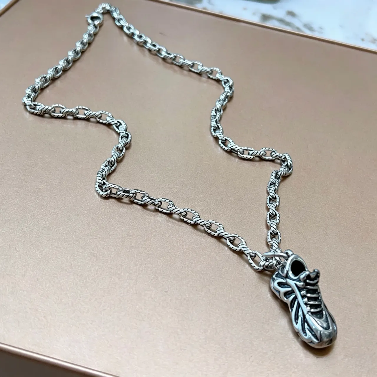 Silver Twisted Rope-Link Chain Sneaker-Shaped Pendant Necklace 9