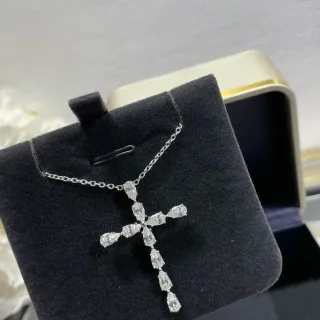 Collier avec pendentif en croix en argent blanc, pierre en coupe poire