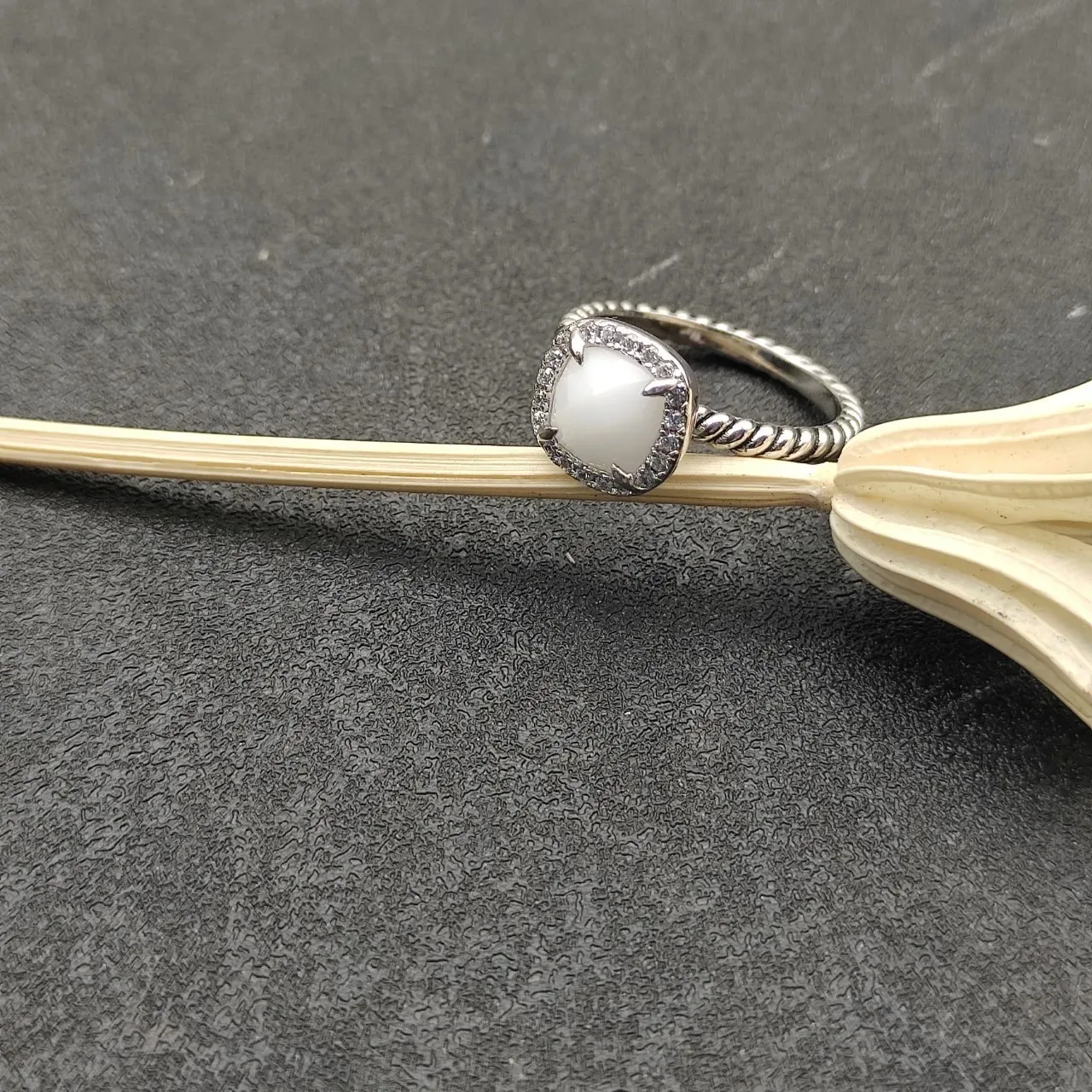 Silver White Twisted Rope Band Faceted Cabochon Ring 8