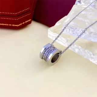 Collier à pendentif de cristal hexagonal pavé empilés