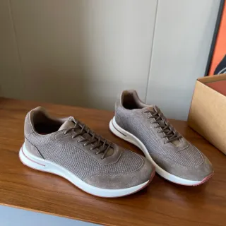 حذاء رياضي low-top بقماش الشبك والسويد بلون التاوبي