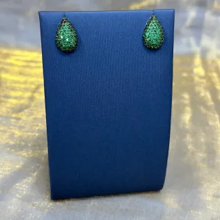 ফোঁটা প্যাভে সবুজ পাথর স্টাড ইয়ারিংস