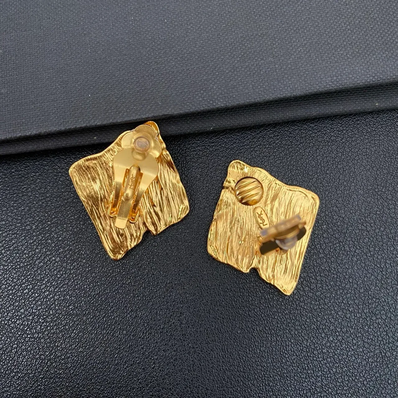 टेक्स्चर्ड गोल्ड फोल्डेड बुक सिल्हूट ज्वेलरी 3