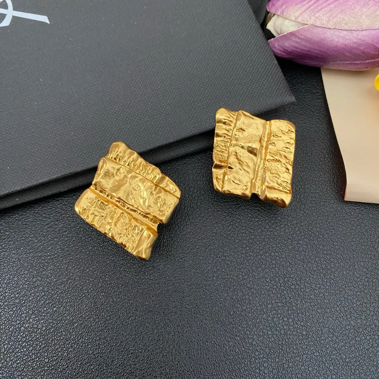टेक्स्चर्ड गोल्ड फोल्डेड बुक सिल्हूट ज्वेलरी 8