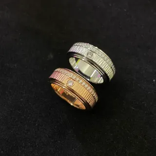 Anneaux de diamants pavé de deux tons avec bande tournante cannelée