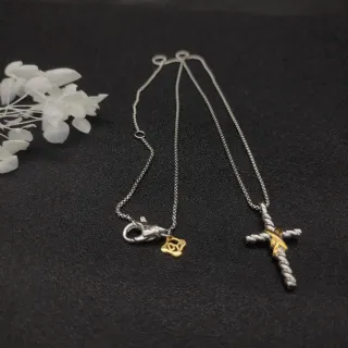 Collier de corde tordue à deux tons avec croix et rose de charme
