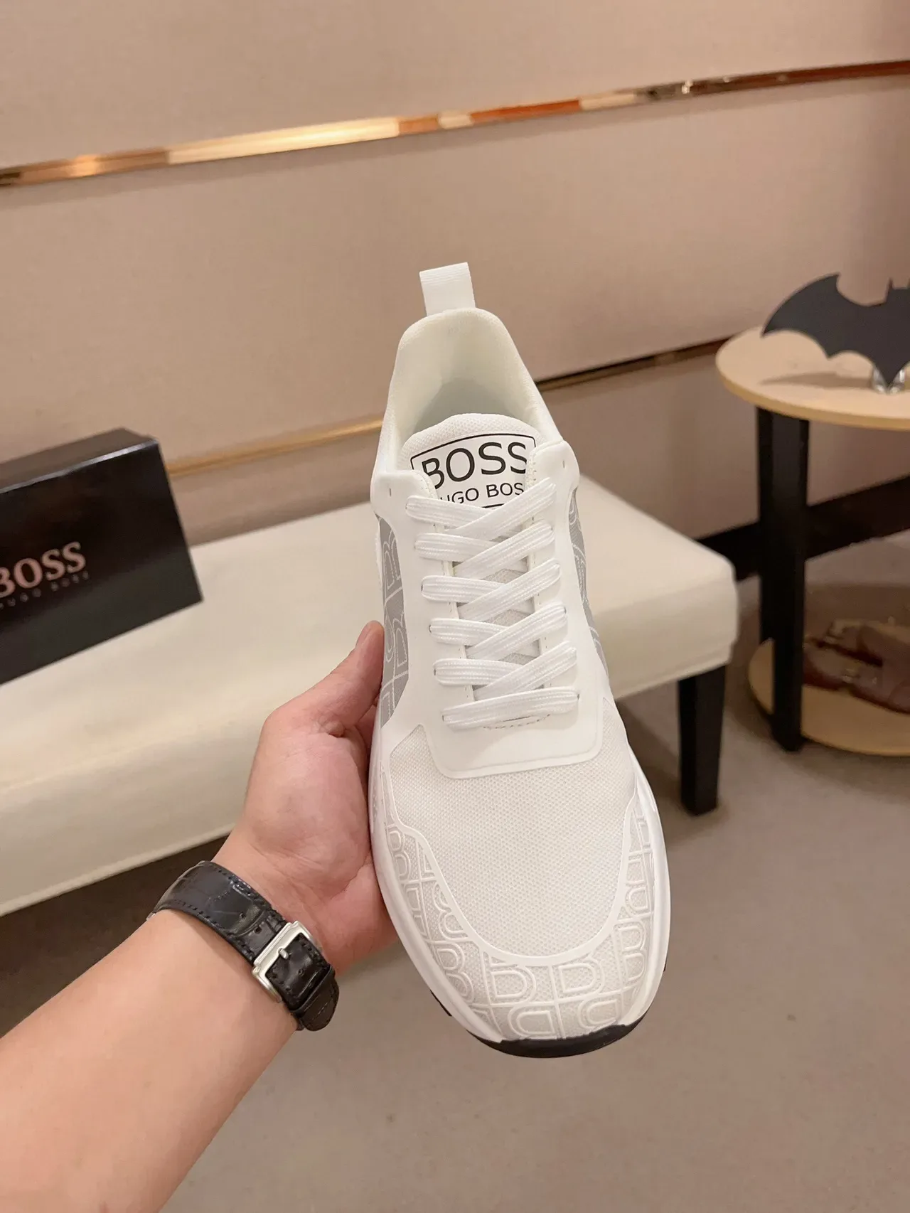 Tênis Lifestyle Branco e Cinza Monogramado com Sola Intermediária Esculpida 2